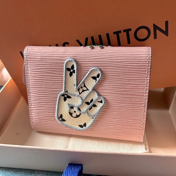 Limited Edition LV Pink Epi Portefeuille Victorine - Picture 13 of 15